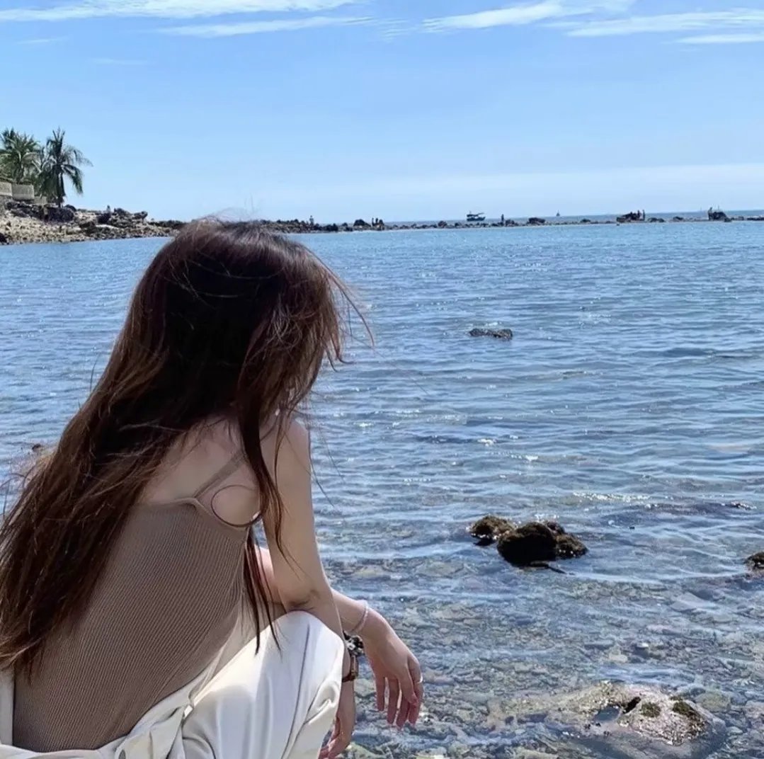 红色礼堂海报